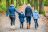 Afbeelding: twee moeders en dochters die samen door het bos lopen